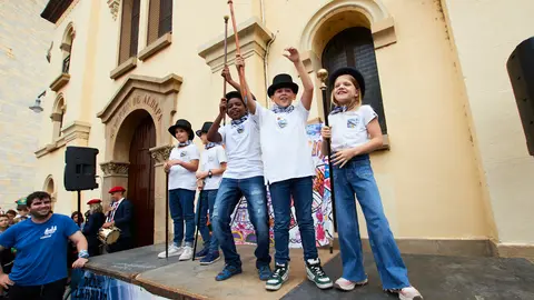 Lanzamiento del cohete anunciador de las Fiestas de San Fermín de Aldapa 2022 a cargo de la Corporación Txiki de este año. IÑIGO ALZUGARAY