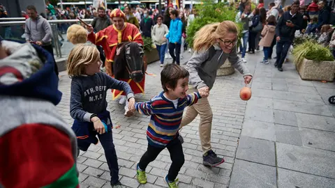 La comparsa de Gigantes y Cabezudos celebra por las calles de Pamplona San Fermín Chiquito 2022. PABLO LASAOSA