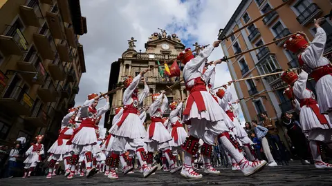Procesión de San Fermín de Aldapa 2022 acompañada del grupo de danzas Duguna y de la Comparsa de Gigantes y Cabezudos. PABLO LASAOSA