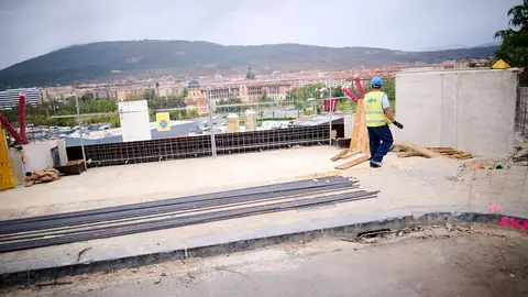La Gerencia y Comisión de Urbanismo del Ayuntamiento visita las obras de urbanización del parque de Trinitarios, junto al futuro ascensor urbano, que conectará el parque con la calle doctor López Sanz. PABLO LASAOSA