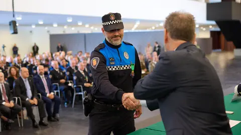Entrega de condecoraciones durante el acto organizado con motivo de San Miguel, patrón de la Policía Municipal de Pamplona.. PABLO LASAOSA