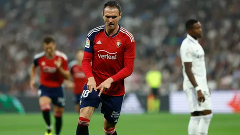 MADRID, 02/10/2022.-El delantero de Osasuna Kike García celebra su gol contra el Real Madrid, durante el partido de la jornada 7 de LaLiga Santander este domingo en el estadio Santiago Bernabéu.- EFE / Rodrigo Jiménez
