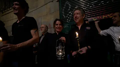 Hosteleros y comerciantes de la calle Estafeta apagan sus luces para escenificar las dificultades a las que se enfrentan con el aumento de la factura energética. IÑIGO ALZUGARAY