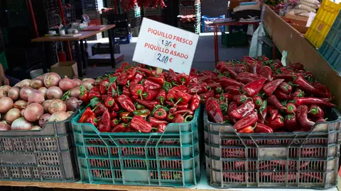 Venta de pimientos asados en Puente La Reina. IÑIGO ALZUGARAY