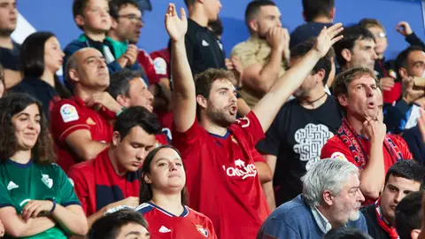 La grada de El Sadar durante el partido de La Liga Santander entre Osasuna y Valencia. IÑIGO ALZUGARAY