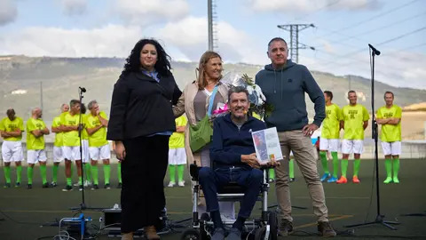 Homenaje a Juan Carlos Unzué y partido entre antiguos compañeros del exportero navarro de Osasuna, Barcelona Sevilla, Tenerife y Oviedo celebrado en el campo de fútbol de Orkoien que lleva su nombre. IÑIGO ALZUGARAY