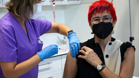 La consejera de Salud, Santos Induráin, recibe la vacuna de la gripe junto con la dosis de refuerzo frente al COVID-19, coincidiendo con la apertura de la campaña de vacunación en población vulnerable. IÑIGO ALZUGARAY