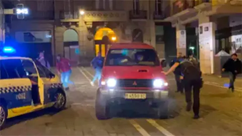 El coche emprendió la fuga en la plaza del Ayuntamiento de Pamplona. CEDIDA