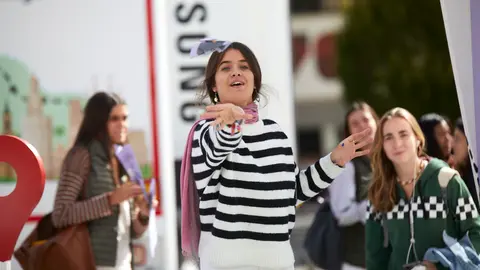 Concurso de lanzamiento de aviones de papel para estudiantes en la Universidad de Navarra. IÑIGO ALZUGARAY