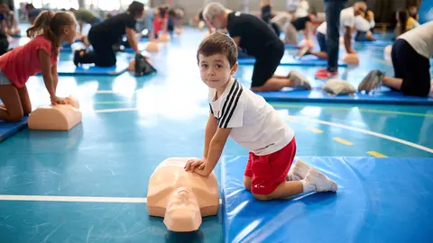 El Instituto Navarro del Deporte a través del Centro de Estudios, Investigación y Medicina del Deporte (CEIMD) organiza, con motivo de la celebración del Día Mundial de la Parada Cardíaca, una demostración de reanimación cardiopulmonar conjunta. PABLO LASAOSA