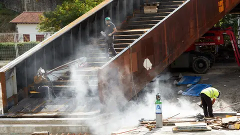 Tareas de reparación de la Pasarela del Labrit en Pamplona. IÑIGO ALZUGARAY