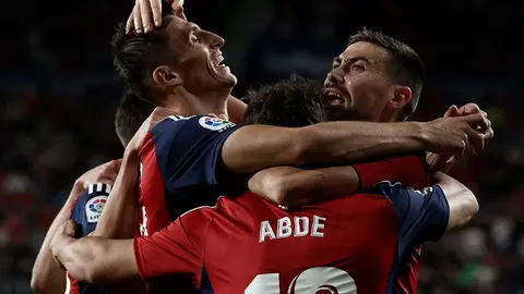 PAMPLONA, 20/10/2022.- El delantero de Osasuna Ante Budimir (i) celebra con sus compañeros tras marcar ante el Espanyol, durante el partido de Liga en Primera División que disputan este jueves en el estadio de El Sadar, en Pamplona. EFE/Jesús Diges
