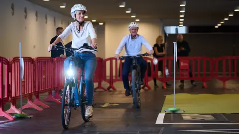 La presidenta de Navarra, María Chivite, asiste en Baluarte a la jornada '¡Biciactívate!', organizada por el Gobierno de Navarra con el objetivo de fomentar una movilidad más sostenible, inclusiva y saludable. PABLO LASAOSA
