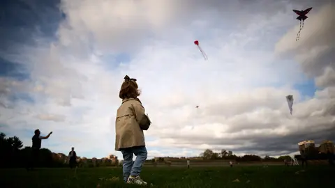 Exhibición Solidaria de Vuelo de Cometas en el exterior de la Estación de Autobuses organizada por la Asociación Fibrosis Quística Navarra con el lema "Aire para volar, aire para respirar" y el objetivo de sensibilizar sobre esta patología. PABLO LASAOSA