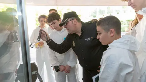 Alumnos del colegio Irabia-Izaga de Pamplona participan en el proyecto escolar Forensic Science en el Museo de la Universidad de Navarra junto a la Policía Nacional en el que han ayudado a resolver el robo ficticio de un crimen. MANUEL CASTELLS