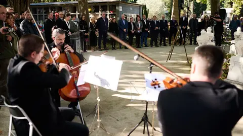 El alcalde, Enrique Maya, y miembros de los grupos de la corporación municipal participan en el responso en memoria del músico Pablo Sarasate. PABLO LASAOSA