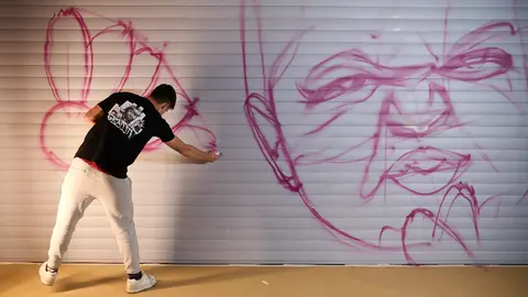 El Corte Inglés de Pamplona decora una de sus persianas con un grafitti del artista Nexgraff. PABLO LASAOSA