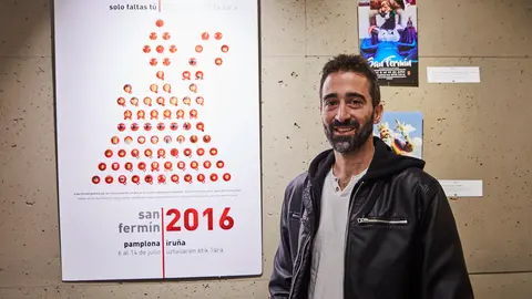 Inauguración de la exposición 'Carteles de fiestas', de Maximiliano Cosatti en la sala de Ámbito Cultural de El Corte Inglés de Pamplona. IÑIGO ALZUGARAY