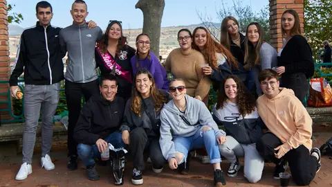 Estudiantes de la UPNA "calientan motores" en el botellón del Parque de la Media Luna de Pamplona antes de acudir a la Carpa Universitaria 2022 que tiene lugar en el CD Amaya. IÑIGO ALZUGARAY