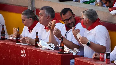 Los socialistas Santos Cerdán y Javier Remírez meriendan en los toros durante la corrida del 9 de julio en Pamplona. PABLO LASAOSA