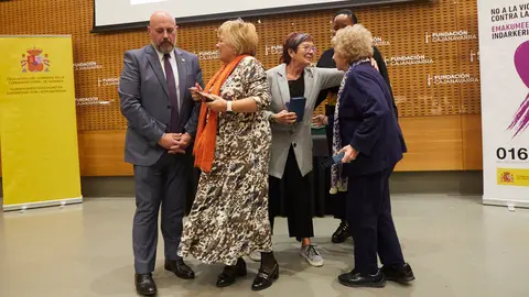 Médicos del Mundo, el IESO Reyno de Navarra de Azagra y Asun Casasola, madre de Nagore Lafagge, han recibido el premio Meninas 2022, como reconocimiento de la Delegación del Gobierno a organizaciones, instituciones y personas comprometidas con la erradicación de la violencia contra la mujer. IÑIGO ALZUGARAY