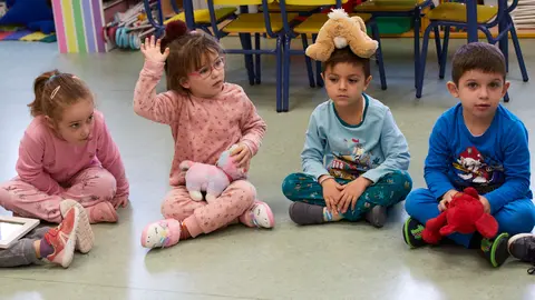 El colegio Claret Larraona de Pamplona celebra el VI Día del Pijama, en solidaridad con los menores que viven en acogida, dentro de las celebraciones del Día Universal del Niño y de la Niña que se celebra el 20 de noviembre. IÑIGO ALZUGARAY