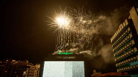 El Corte Inglés celebra su tradicional encendido de luces de navideñas con fugos artificiales por 2022 en Pamplona. PABLO LASAOSA