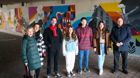 presentación del mural colaborativo de arte urbano realizado por alumnado de Secundaria en la Milagrosa en la plaza peatonal bajo la rotonda en que confluyen la calle Tajonar y la avenida de Cataluña. PABLO LASAOSA