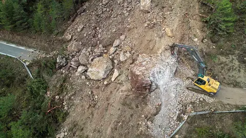 La carretera que une la localidad navarra de Ilurdotz se encuentra cortada desde la madrugada del martes como consecuencia de un desprendimiento de rocas, piedras y grava que ocupa más de diez metros de carretera. La única carretera que lega al pueblo estará cortada de dos a cuatro semanas pero se ha habilitado de forma provisional un camino forestal como acceso aunque es complicado transitar por él debido al barro y las pendientes. EFE/ Jesús Diges