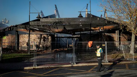Efectivo de bomberos, apoyados por agentes de la Policía Foral, participan en las labores de extinción de un incendio, declarado a las 2:24 horas de este jueves, que ha destruido el “Octogono”, un centro comercial de la localidad navarra de Gorraiz. EFE/ Villar López