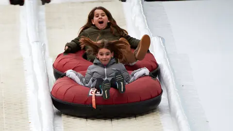 Apertura del tobogán de nieve en el Paseo Sarasate de Pamplona.IÑIGO ALZUGARAY