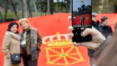 Despliegue de la bandera de Navarra en la explanada del Castillo de Javier. IÑIGO ALZUGARAY