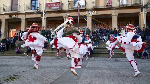 Actuación de los grupos de danza Duguna, de Pamplona, y Aurtzaka, de Beasain en la Plaza de los Burgos de Pamplona. IÑIGO ALZUGARAY