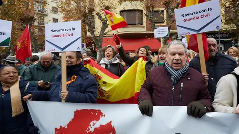 Concentración en apoyo a la Guardia Civil tras el pacto alcanzado para la asunción de las competencias de Tráfico por la Policía foral. IÑIGO ALZUGARAY