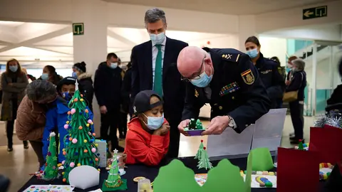 La Policía Nacional entrega manualidades que han realizado escolares para personas enfermas dentro de la iniciativa solidaria 'En tus manos una sonrisa'. PABLO LASAOSA