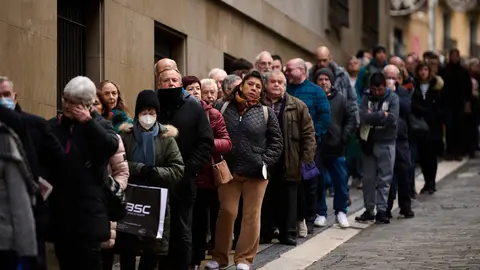 Inicio del reparto del calendario municipal de Pamplona en el Ayuntamiento. PABLO LASAOSA
