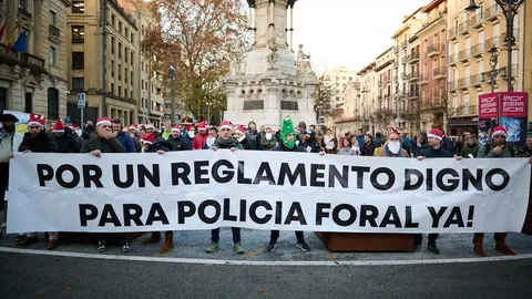Concentración de policías forales para reclamar al consejero Javier Remírez que "tenga en cuenta" las alegaciones del colectivo "para conseguir un reglamento digno de una policía integral y de referencia". PABLO LASAOSA