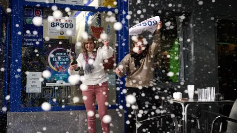 Itziar y Rosa Arano, de la administración de lotería situada en la Travesía de Bayona número 2, celebran el Quinto premio de la Lotería de Navidad. PABLO LASAOSA