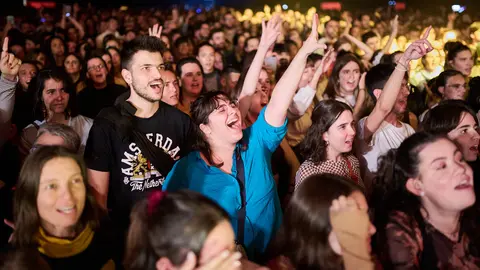 La cantante Rigoberta Bandini durante su concierto en el Navarra Arena. PABLO LASAOSA


