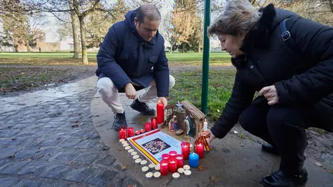 Familiares y amigos de Juan Atarés Peña, asesinado por ETA en 1985, colocan un belén en su recuerdo en el lugar de su muerte en la Vuelta del Castillo de Pamplona en el aniversario de su asesinato. IÑIGO ALZUGARAY