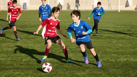 Puente la Reina-Gares se enfrenta a Maristas durante el torneo interescolar 2022. PABLO LASAOSA