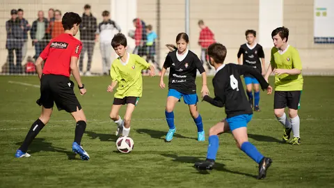 San Fermín Ikastola se enfrenta a Buztintxuri durante el torneo interescolar 2022. PABLO LASAOSA