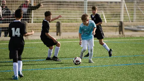 Beriain se enfrenta a Irulegi durante el torneo interescolar 2022. PABLO LASAOSA