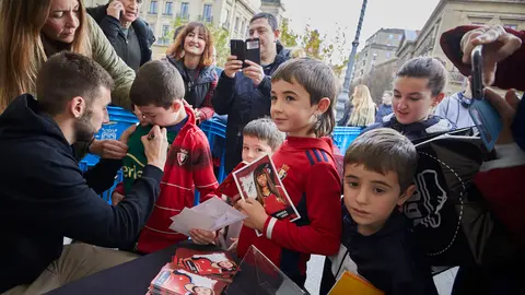 Aimar Oroz y Jon Moncayola, de Osasuna masculino, Miriam Rivas y Patricia Zugasti, de Osasuna Femenino, y Asier Bolivar y Desisse Vanesa Vera, de Osasuna Genuine han estado en la Feria de Navidad de la Plaza del Castillo firmando autógrafos a los aficionados rojillos. IÑIGO ALZUGARAY