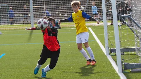 Partido de dieciseisavos de final del XL Torneo Interescolar de Fundación Osasuna en categoría mixta entre Hermanas Uriz Pi y Maristas disputado en las instalaciones de Tajonar. IÑIGO ALZUGARAY