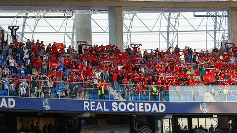 Aficionados de Osasuna en las gradas durante el partido de la Real Sociedad ante el Osasuna que se disputa este sábado en el estadio Reale Arena. EFE/ Javier Etxezarreta