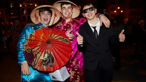 Nochevieja de disfraces en Pamplona. IÑIGO ALZUGARAY