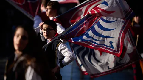 Los abanderados italianos amenizan las calles de Pamplona días previos a la Cabalgata de los Reyes Magos 2022. PABLO LASAOSA