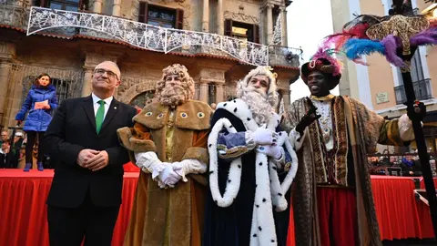 Los Reyes Magos llegan a Pamplona por el Puente de la Magdalena y el Portal de Francia para la posterior cabalgata por la ciudad. PABLO LASAOSA
