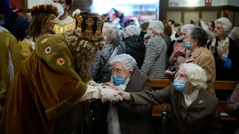 Los Reyes Magos visitan la Casa Misericordia de Pamplona antes de la tradicional cabalgata. PABLO LASAOSA
